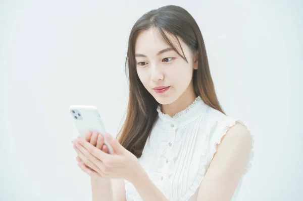 Aziatisch Jong Vrouw Het Bedienen Van Een Smartphone — Stockfoto