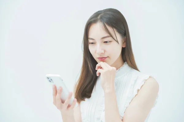 Mujer Joven Mirando Teléfono Inteligente Con Sentimientos Desagradables — Foto de Stock