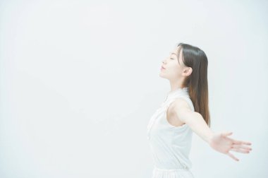 Asyalı genç kadın derin bir nefes alıyor.