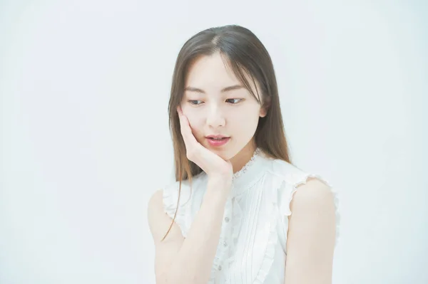 Asiática Jovem Mulher Com Olhar Estressado — Fotografia de Stock