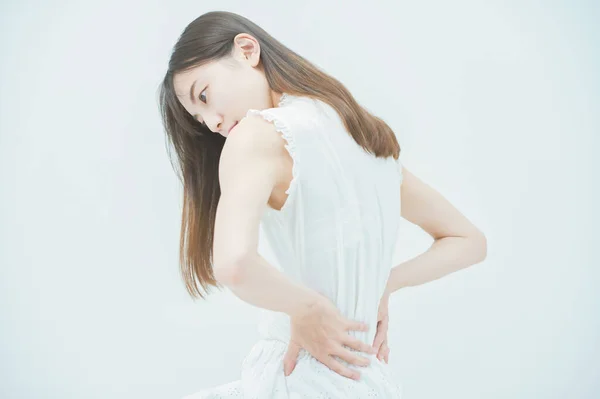 Asiática Joven Mujer Que Sufre Dolor Espalda — Foto de Stock