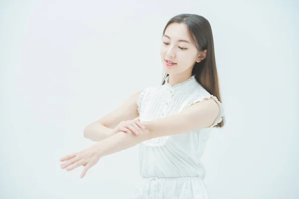 アジアの若い女性は彼女の腕に皮膚の状態をチェック — ストック写真