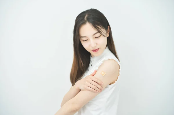 Νεαρό Θηλυκό Χέρι Έμπλαστρο Εμβολιασμού — Φωτογραφία Αρχείου