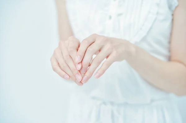 Las Dos Manos Una Mujer Vestida Blanco — Foto de Stock