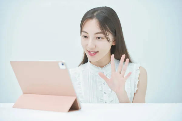 Nternette Tablet Bilgisayar Kullanan Genç Bir Kadın — Stok fotoğraf