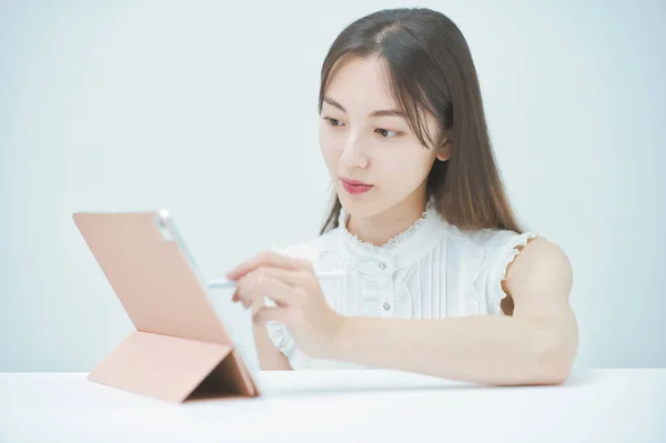 Genç Bir Kadın Bilgisayarını Stil Kalemle Kullanıyor — Stok fotoğraf