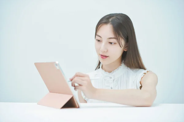 Genç Bir Kadın Bilgisayarını Stil Kalemle Kullanıyor — Stok fotoğraf