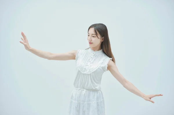 アジアの若い女性が優雅に踊ると白の背景 — ストック写真