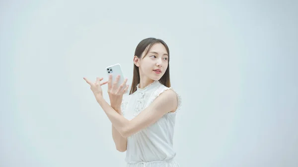 Mujer Joven Asiática Bailando Mientras Sostiene Teléfono Inteligente —  Fotos de Stock