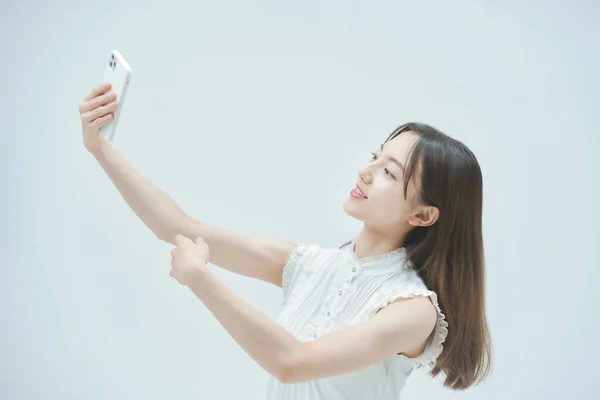 Mujer Joven Asiática Bailando Mientras Sostiene Teléfono Inteligente —  Fotos de Stock