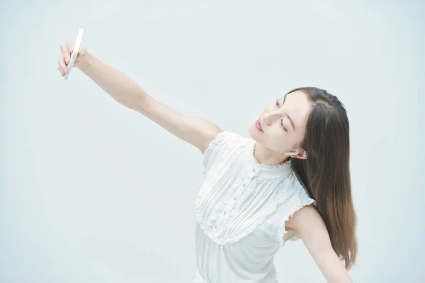 Mujer Joven Asiática Bailando Mientras Sostiene Teléfono Inteligente —  Fotos de Stock