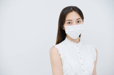 Maske takan ve beyaz bir geçmişi olan genç bir kadın.