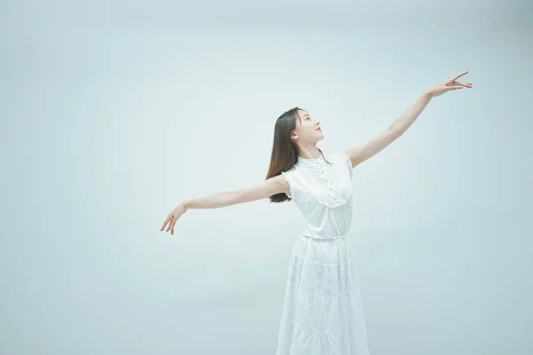 Asiática Joven Mujer Bailando Elegantemente Blanco Fondo — Foto de Stock