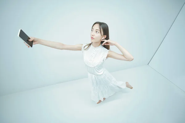 Mujer Joven Asiática Bailando Mientras Sostiene Teléfono Inteligente — Foto de Stock