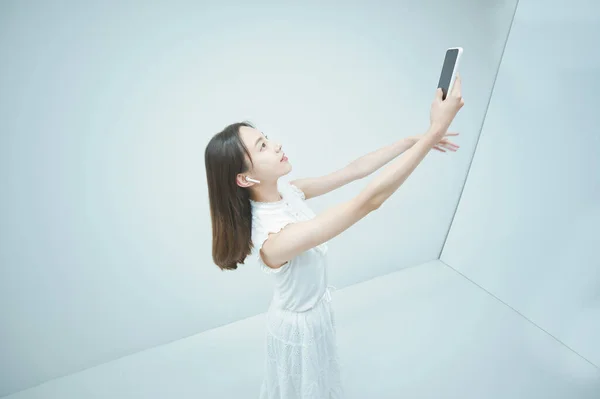 Mujer Joven Asiática Bailando Mientras Sostiene Teléfono Inteligente —  Fotos de Stock