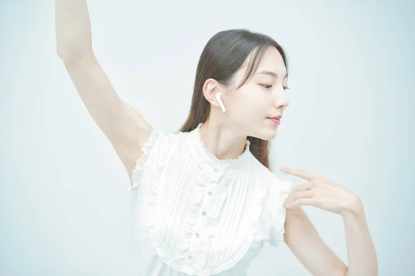 Азійська Молода Жінка Танцює Витончено Біло — стокове фото