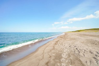 Mavi deniz ve kumsal güneşli bir günde 