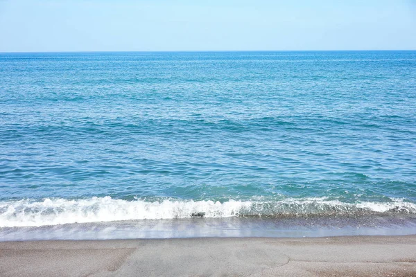 Blauwe Zee Strand Een Zonnige Dag — Stockfoto