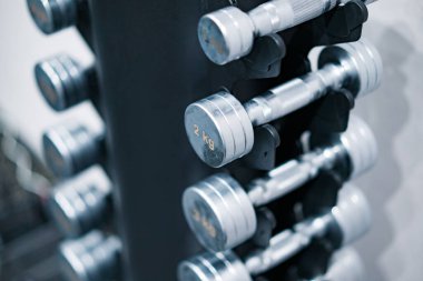 Spor salonundaki ekipmanların yakın çekimi.