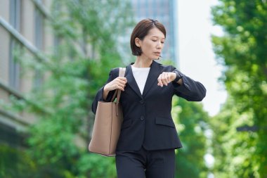 Açık havada zaman geçirmekten endişelenen bir iş kadını.