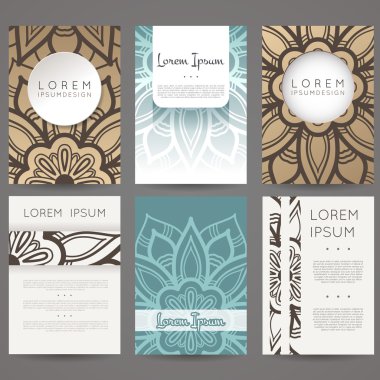 Vektör tasarım şablonları kümesi. Rastgele renkli stil broşürleri. Vintage çerçeve ve arka planlar. Çiçek, mandala tasarım.