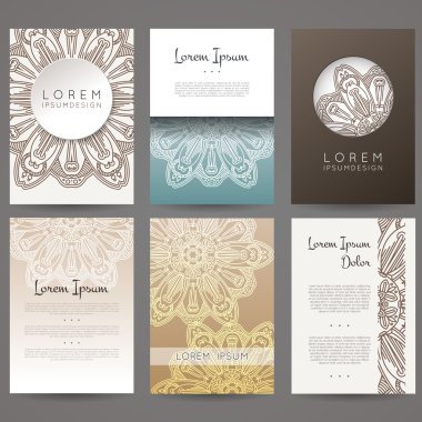 Vektör tasarım şablonları kümesi. Rastgele renkli stil broşürleri. Vintage çerçeve ve arka planlar. Çiçek, mandala tasarım.