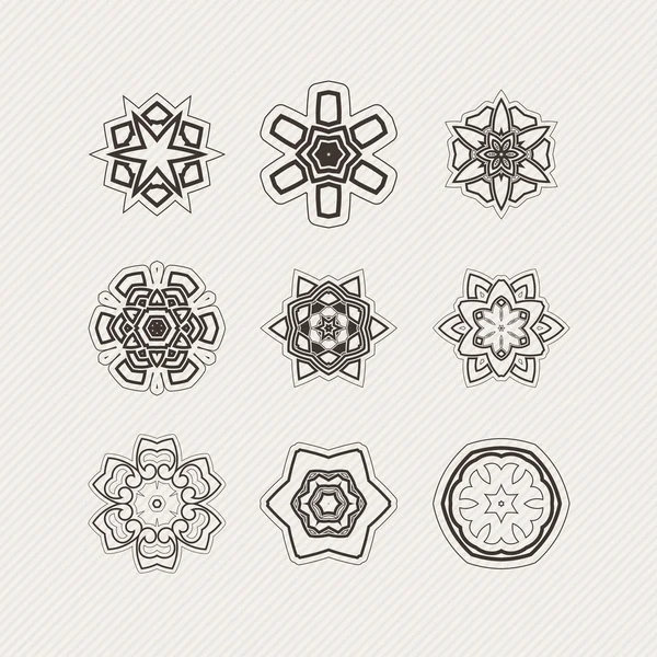 Set sierlijke vector mandala symbolen. Gotische lace tattoo. Keltische geweven met scherpe hoeken. — Stockvector