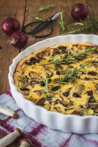 Torta Cogumelo Vegetariano Com Cebolas Vermelhas Alecrim Mesa Madeira Foto — Fotografia de Stock