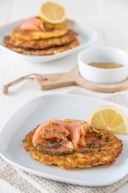 Beyaz arka planda somon, limon ve hardallı patatesli gözleme, dikey stok fotoğraf.