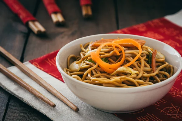 Chinese Vegetarian Noodles White Bowl Chinese Place Mat Wooden Table — Stock Photo, Image