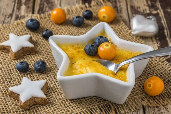 Creme Brulee Geleneksel Fransız Vanilyalı Krema Üzerine Karamelize Şeker Beyaz — Stok fotoğraf