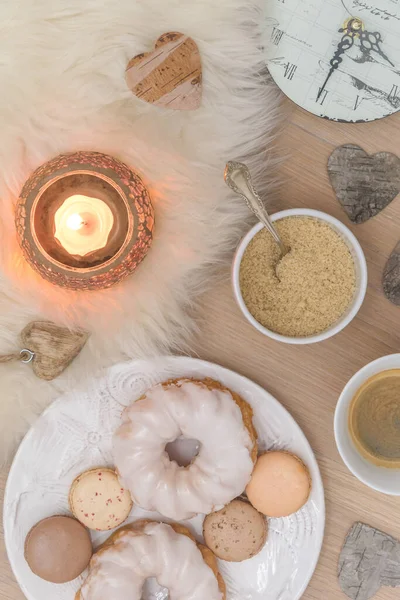 Samimi Bir Kahve Molası Kurabiyeler Çörekler Kuzu Derisi Üzerinde Mum — Stok fotoğraf