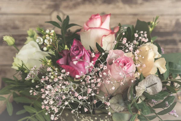 Ahşap Arka Planda Pembe Beyaz Güllü Çiçek Buketi Klasik Tarzda — Stok fotoğraf