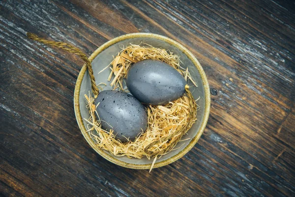 Kırsal Ahşap Üzerinde Gri Paskalya Yumurtaları Olan Küçük Gri Kase — Stok fotoğraf