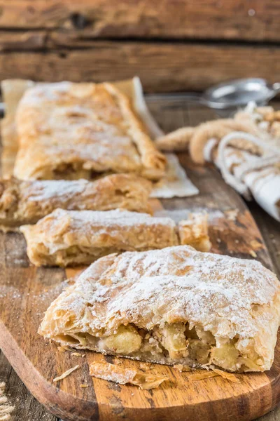 Traditionele Zelfgemaakte Appelstrudel Een Rustieke Houten Tafel Verticaal — Stockfoto