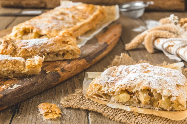 Strudel Pomme Maison Traditionnelle Sur Une Table Bois Rustique — Photo