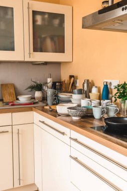 Mutfakta bulaşık yığını var. İstifçi İstifçilik Sendromu. Dikey.