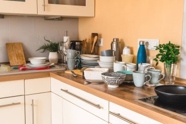 Mutfakta bir yığın kirli bulaşık - İstifçilik Sendromu