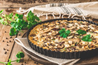 Tahta masada maydanozlu vejetaryen mantarlı kiş.