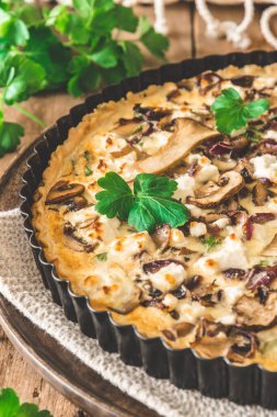 Tahta masada maydanozlu vejetaryen mantarlı tart.