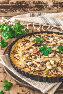 Tahta masada maydanozlu vejetaryen mantarlı kiş.