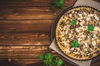 Tahta masada maydanozlu vejetaryen mantarlı tart, fotokopi alanı olan üst manzara.