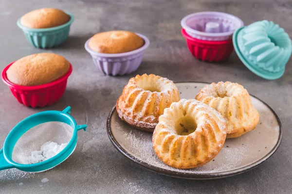 Hausgemachte Mini Bundt Kuchen Und Ihre Bunten Silikonkuchenformen Auf Grauem — Stockfoto