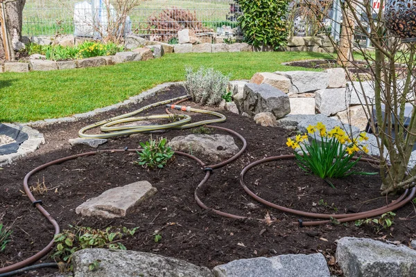 Neues Gartenbeet Mit Schläuchen Für Eine Bewässerungsanlage — Stockfoto