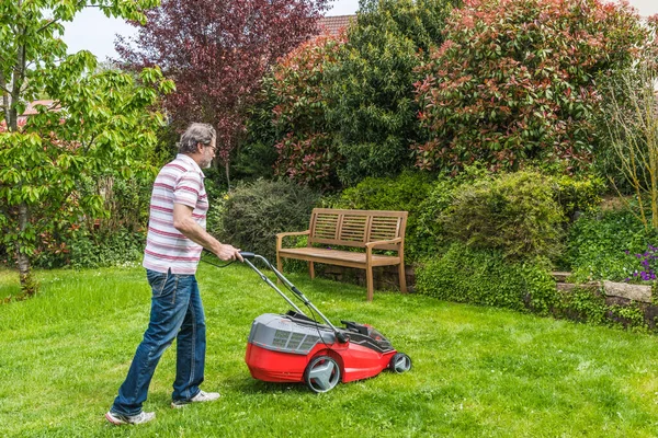 Mann Mäht Den Rasen Seinem Garten — Stockfoto