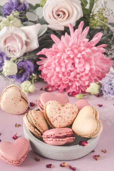 Herzförmige Süße Macarons Und Blumen Pastellfarben Auf Rosa Hintergrund Ein — Stockfoto