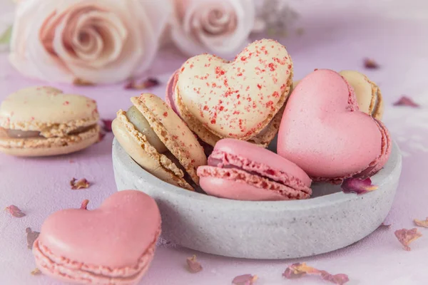 Καρδιά Σχήμα Γλυκών Μακάρων Και Τριαντάφυλλα Παστέλ Χρώματα Ροζ Βάση — Φωτογραφία Αρχείου