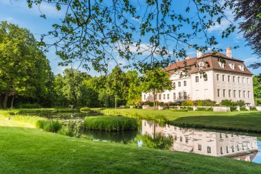 Branitz kalesi Cottbus, Almanya 'da. 1871 'de Heinrich Graf von Pueckler-Muskau için inşa edildi. Kale güzel Branitz Parc 'ta yer almaktadır..