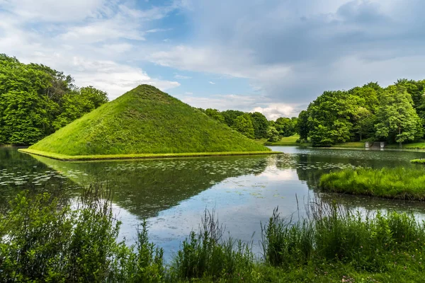 Park Branitz, Cottbus, Almanya: Yaklaşık 13 metre yüksekliğindeki piramit, peyzaj mimarı Hermann Fuerst von Pueckler-Muskau 'nun simgesidir..