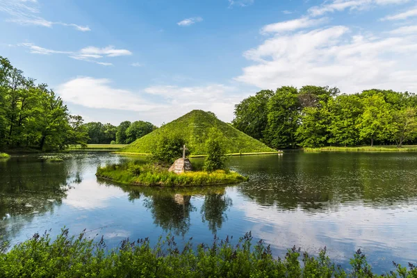 Park Branitz, Cottbus, Almanya: Peyzaj mimarı Hermann Fuerst von Pueckler-Muskau ve eşi ile piramit ve ada.